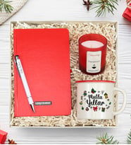 Kişiye Özel Kırmızı Defter & Gümüş Renk Detaylı Kırmızı Tükenmez Kalem & Çilek Kokulu Bardak Mum & Yılbaşı Tema Baskılı Kupa Hediye Seti (Model 3)