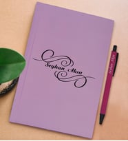 BK Gift Kişiye Özel İsimli Lila Sert Kapaklı Defter ve Tükenmez Kalem Seti, Arkadaşa Hediye, Yeni İş Hediyesi, Doğum Günü Hediyesi (Model 16)