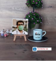 Doktor Fotoğraflı Dekoratif Taş, Ahşap Altlıklı Türk Kahvesi Fincanı Hediye Tıp Bayramı Hediyesi Doktora Hediye (Model 7)