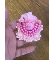 8X8 CM DANTEL İŞLEME BONCUKLUKABARTMA GÜL İĞNELİK TÜRBAN İĞNESİ DAMAT İĞNESİ BROŞ (Pembe)