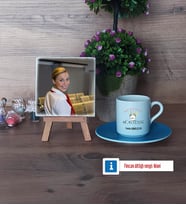 Hostes Fotoğraflı Dekoratif Taş, Ahşap Altlıklı Türk Kahvesi Fincanı Hediye (Model 5)