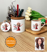 Kişiye Özel Karikatürlü Kolay Yetişmiyor Hediye Seti Türk Kahvesi Fincanı, Kalemlik, Anahtarlık Kadın Sevgiliye Anneye Ablaya Arkadaşa Hediye (Ahşap)