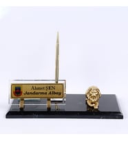 ASLAN TEMALI GÜMÜŞ VE ALTIN BİBLO VİP SET MASA İSİMLİK HEDİYELİK OFİS MASA İSİMİLĞİ (Sarı)