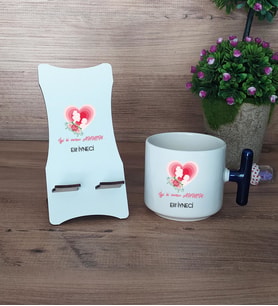 İyi Ki Varsın Annem Hediye Sepeti Kupa Bardak T Kulplu ve Ahşap Telefon Standı Anneye Doğum Günü Anneler Günü Hediyesi (Model 2)