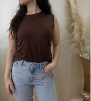 Kadın Sıfır Kol Bisiklet Yaka Body  (Kahverengi)