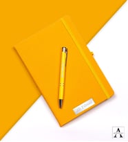 Kişiye Özel İsimli Defter ve Kişiye Özel İsimli Metal Kalem Hediye Seti - 8 Farklı Renk (Sarı)