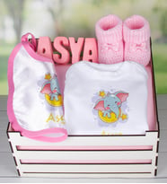eJOYA Ahşap Sandıkta Kişiye Özel Zıbın Önlük Taş İsimlik Ve Patik Bebek Hediye Seti 109437 (Pembe)