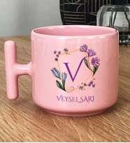 Kişiye Özel Çiçekli V Harfli Hediye Pastel T Kupa İsim Soyisim Yazılı (Pembe)