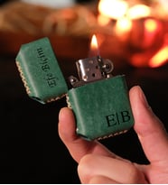 vagave Kişiye Özel Hakiki Doğal Deri Zippo Model Benzinli Çakmak Kahve Haki Hardal Mavi Suyeşili Taba Renk Seçenekleriyle Hediyelik Evcil Hayvan Baskılı Sevgiliye Anne Baba Kız Erkek Arkadaşa Dünya Kadınlar Günü Hediyesi (Su Yeşili)