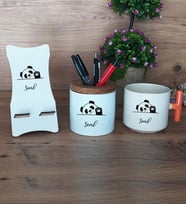 Sevimli Panda Hediye Sepeti Kupa Bardak T Kulplu, Kalemlik ve Ahşap Telefon Standı Arkadaşa Doğum Günü Hediyesi (Model 7)