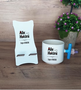 Aile Hekimi Hediye Sepeti Kupa Bardak T Kulplu ve Ahşap Telefon Standı Doktora Tıp Bayramı Hediyesi (Model 3)