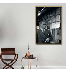 Metal Çerçeveli Cam Tablo Atatürk ve Siyah Beyaz Fotoğrafları (Gold)