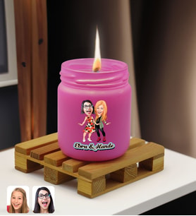 BK Gift Kişiye Özel DTF Anne Kız Karikatürlü Renkli Cam Kavanozda Kokulu Mum-1(13 Renk Seçeneği), Arkadaşa Hediye, Anneye Hediye, Doğum Günü Hediyesi (Pembe)