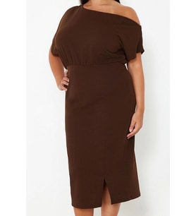 Moda Stil Fitted Kayık Yaka Midi Boy Büyük Beden Tek Omuz Örme Elbise (Kahverengi)