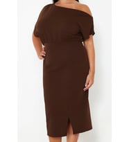 Moda Stil Fitted Kayık Yaka Midi Boy Büyük Beden Tek Omuz Örme Elbise (Kahverengi)