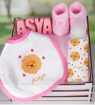eJOYA Ahşap Sandıkta Kişiye Özel Önlük Biberon Taş İsimlik Ve Patik Bebek Hediye Seti 109539 (Pembe)