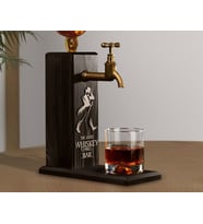 BK Gift Kişiye Özel Kabartma İsimli Musluklu Siyah(Ebony) Ahşap Viski Standı, Viski Çeşmesi, Doğum Günü Hediyesi, Ev Hediyesi, İçecek Dispenseri (Model 5)