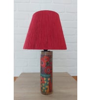 RETRO NOW FLOR AHŞAP AYAKLI ABAJUR (Kırmızı)