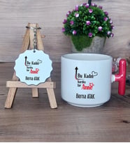 Bu Kadın Harika Bir Anne Hediye Seti Kupa Bardak T Kulplu ve Anahtarlık Anneye Doğum Günü Anneler Günü Hediyesi (Model 1)