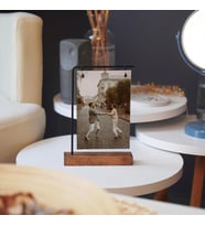 Ahşap Ayaklı Metal Aparatlı Fotoğraf Çerçevesi (Model 11)