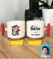 Kişiye Özel Karikatürlü Doktor Hediye T Kupa Bardak Doktora Tıp Bayramı Hediyesi (Pembe)