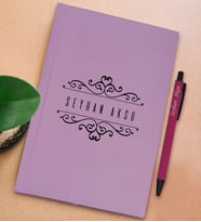 BK Gift Kişiye Özel İsimli Lila Sert Kapaklı Defter ve Tükenmez Kalem Seti, Arkadaşa Hediye, Yeni İş Hediyesi, Doğum Günü Hediyesi (Model 19)