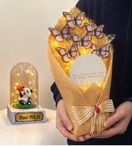 Kişiye Özel Işıklı Pandalı Fanus ve Işıklı Aynalı Beyaz Kelebek Buketi (Turuncu)