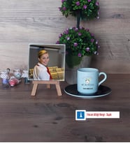 Hostes Fotoğraflı Dekoratif Taş, Ahşap Altlıklı Türk Kahvesi Fincanı Hediye (Model 7)