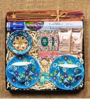 El Yapımı Çini Fincan Seti & Çini İkramlık & Harf Anahtarlık & Kahve & Tütsülük ve 1 Paket Tütsü & Kokulu Mendil & Hediye Kutusu (Mavi) Anneler günü özel