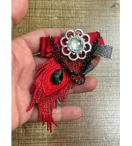 10X8 CM TAŞLI NAKIŞ İŞLEME ÜTÜ İLE YAPIŞAN TAVUS KUŞU BROŞ YAKA TÜRBAN İĞNESİ (Kırmızı)
