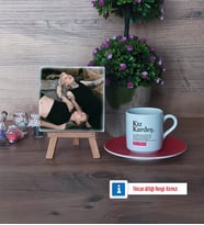 Kız Kardeş Fotoğraflı Dekoratif Taş, Ahşap Altlıklı Türk Kahvesi Fincanı Hediye (Model 3)