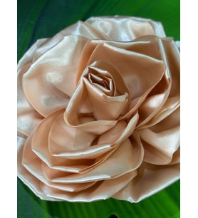 SATEN KABARTMA ÇİÇEK GİYİM DİKİŞ AKSESUARI ABİYE AKSESUARI ÇAP 22 CM (Yavruağzı)
