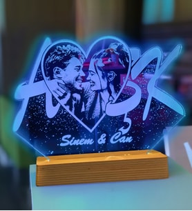 Kişiye Özel Resimli Aşk 3d Led Gece Lambası Ahşap Altlıklı (Mavi)