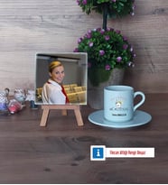Hostes Fotoğraflı Dekoratif Taş, Ahşap Altlıklı Türk Kahvesi Fincanı Hediye (Model 2)