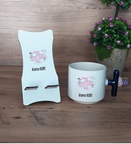 Anneler Günün Kutlu Olsun Anne Hediye Sepeti Kupa Bardak T Kulplu ve Ahşap Telefon Standı Anneye Doğum Günü Anneler Günü Hediyesi (Model 2)