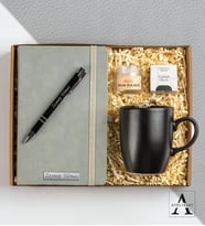 Kişiye Özel Defterli Hediye Seti- Çizgili Defter- Tükenmez Kalem- Seramik Kupa- Teashop Müslin Çay- Mum - Özel Tasarım Hediye Kutusu (Gri)