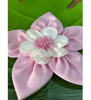 SATEN TOMURCUKLU ÇİÇEK BROŞ GİYİM YAKA ABİYE ASESUARI 22 CM (Açık Pembe)