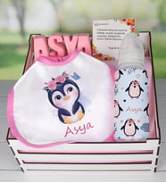 eJOYA Ahşap Sandıkta Kişiye Özel Önlük Biberon Ve Taş İsimlik Bebek Hediye Seti 109553 (Pembe)