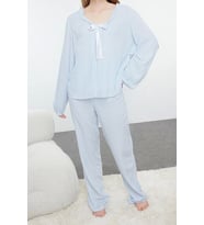 Tarz Rahat Uzun Kollu Geniş Paça Çizgili Fırfır ve Kurdele Fiyonk Detaylı Dokuma Pijama Takımı (Açık Mavi)