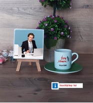 İcra Memuru Fotoğraflı Dekoratif Taş, Ahşap Altlıklı Türk Kahvesi Fincanı Hediye (Model 9)