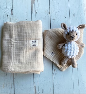 Müslin battaniye , önlük ve amigurumi hediye seti (Bej)