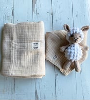 Müslin battaniye , önlük ve amigurumi hediye seti (Bej)