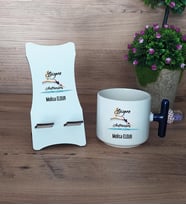 Kadın Yüzme Antrenörü Hediye Sepeti Kupa Bardak T Kulplu ve Ahşap Telefon Standı Kadın Yüzme Antrenörüne Hediye (Model 2)