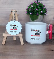 İşaret Dili Öğretmeni Hediye Seti Kupa Bardak T Kulplu ve Anahtarlık Öğretmenler Günü Hediyesi (Model 1)