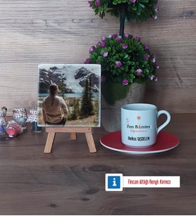Fen Bilimleri Öğretmeni Fotoğraflı Dekoratif Taş, Ahşap Altlıklı Türk Kahvesi Fincanı Hediye (Model 3)