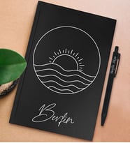 BK Gift Kişiye Özel İsimli Siyah Sert Kapaklı Defter ve Tükenmez Kalem Seti, Arkadaşa Hediye, Yeni İş Hediyesi, Doğum Günü Hediyesi (Model 4)