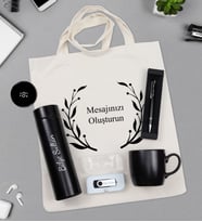 Kişiye Özel 500 ML Siyah Renk Dereceli Termos & Ham Bez Çanta & Gümüş Renk Detaylı Siyah Tükenmez Kalem & 32Gb Usb Bellek & Siyah Kupa Hediye Seti (Model 2)