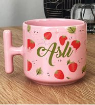 Kişiye Özel Çilek Desenli Hediye Pastel T Kupa Doğum Günü Hediyesi -2- (Pembe)