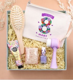Kişiye Özel Ham Bez El Çantası & Ahşap Tarak & Eyüp Sabri Tuncer El ve Vücut Kremi & Kabak Lifli Sabun & Pastel Oje & Çift Taraflı Yüz Temizleme Fırçası Hediye Seti (Model 1)
