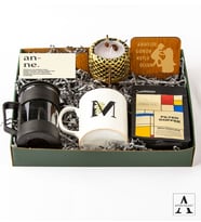 Kişiye Özel Tasarım Standlı Hediye Seti- Ahşap Stand - Beton Saksıda Mum - Mimosa Filtre Kahve - French Press - Beyaz Harf Baskılı Kupa - Özel Tasarım Hediye Kutusu (Model 2)